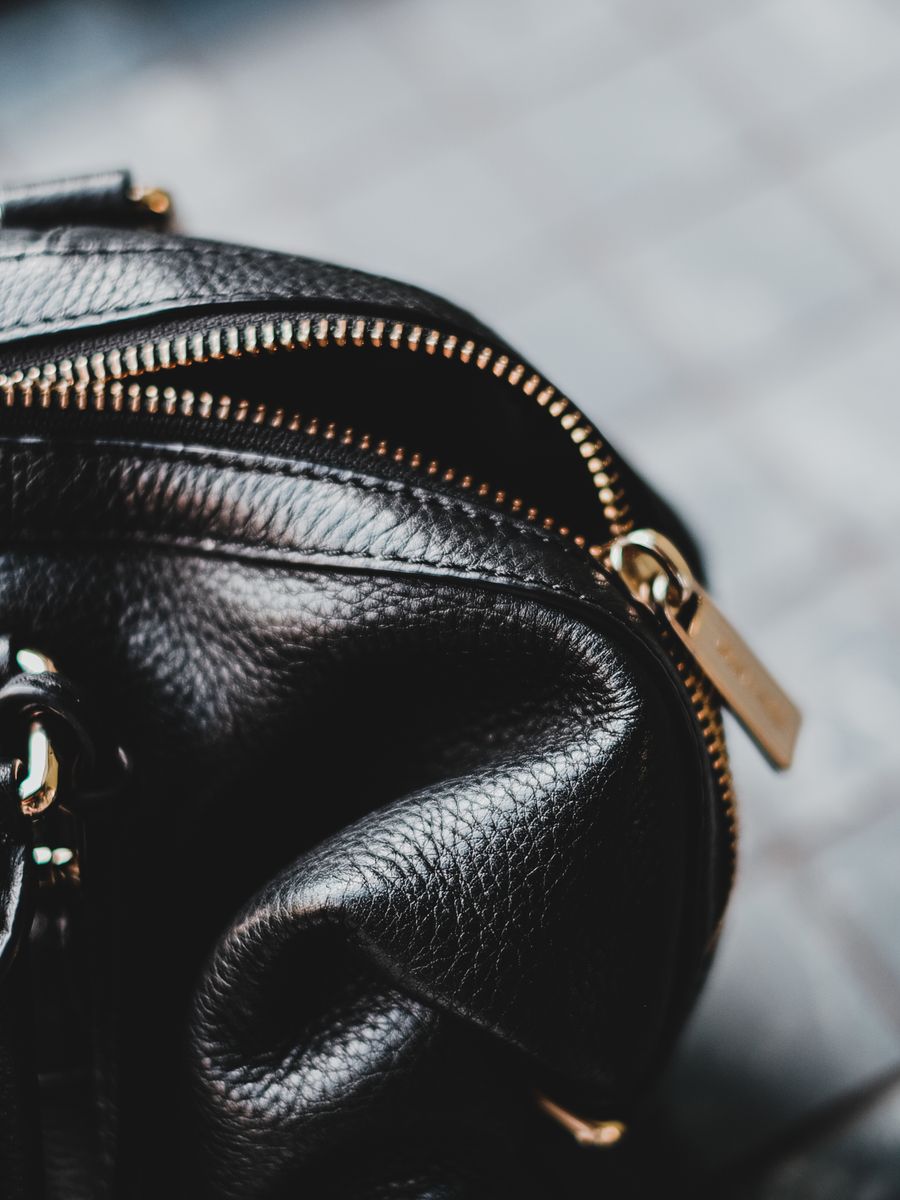 Détail du zip métallique d&rsquo;un sac en cuir noir