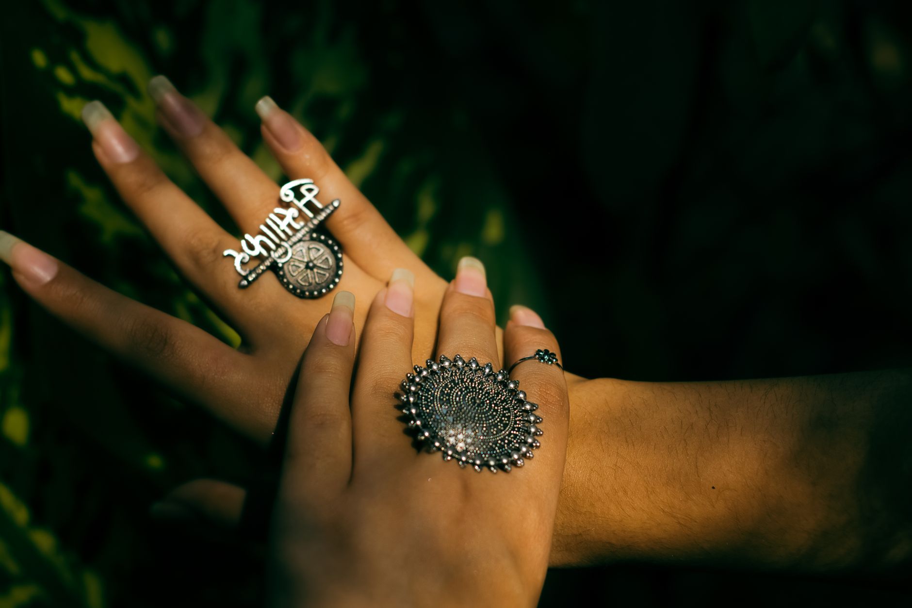 Bague en argent posee sur du marbre
