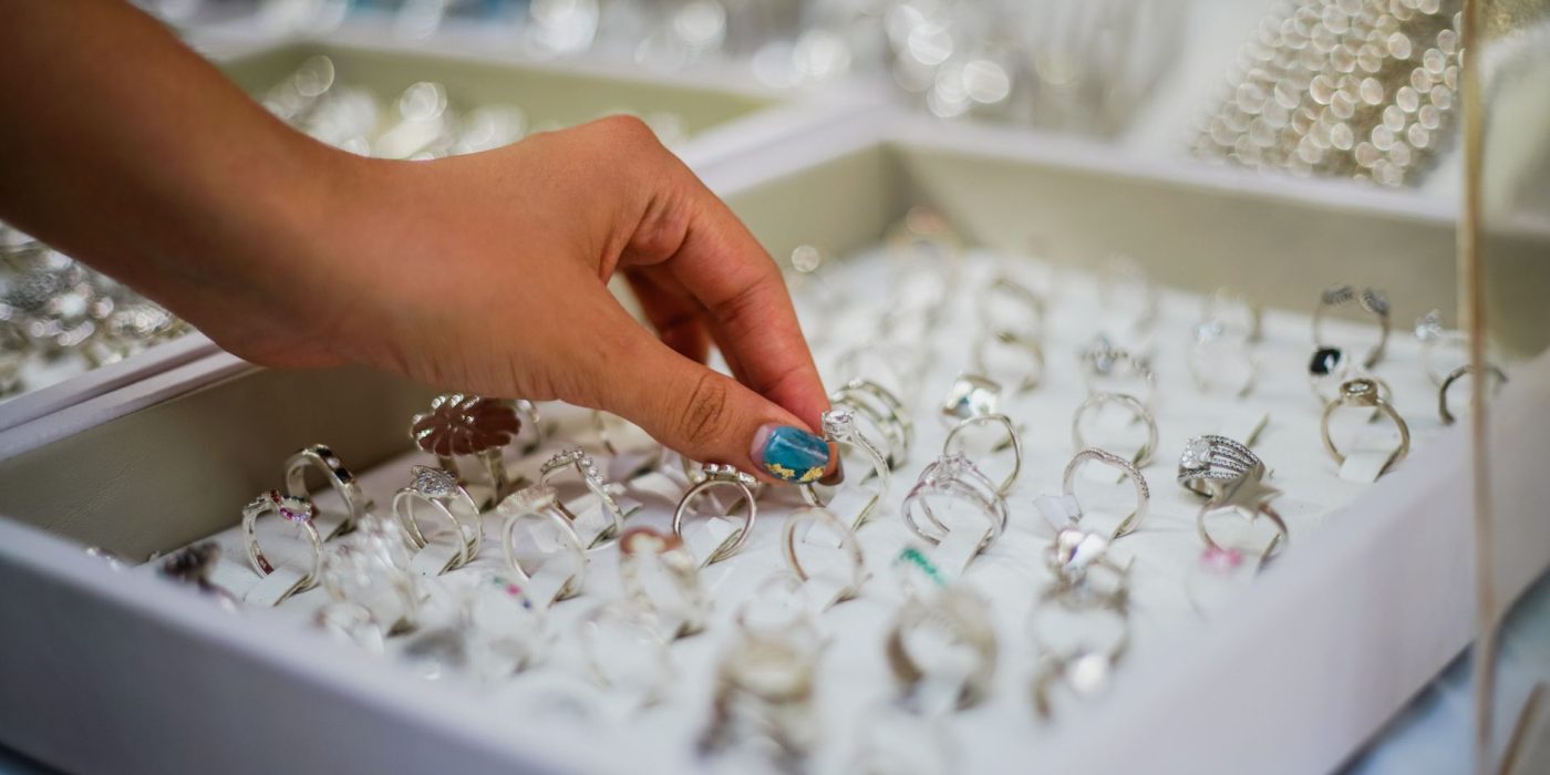 Bague fantaisie en argent : comment bien la choisir