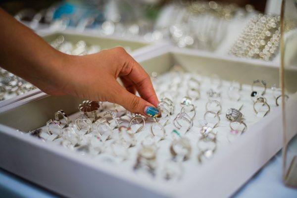 Bague fantaisie en argent : comment bien la choisir