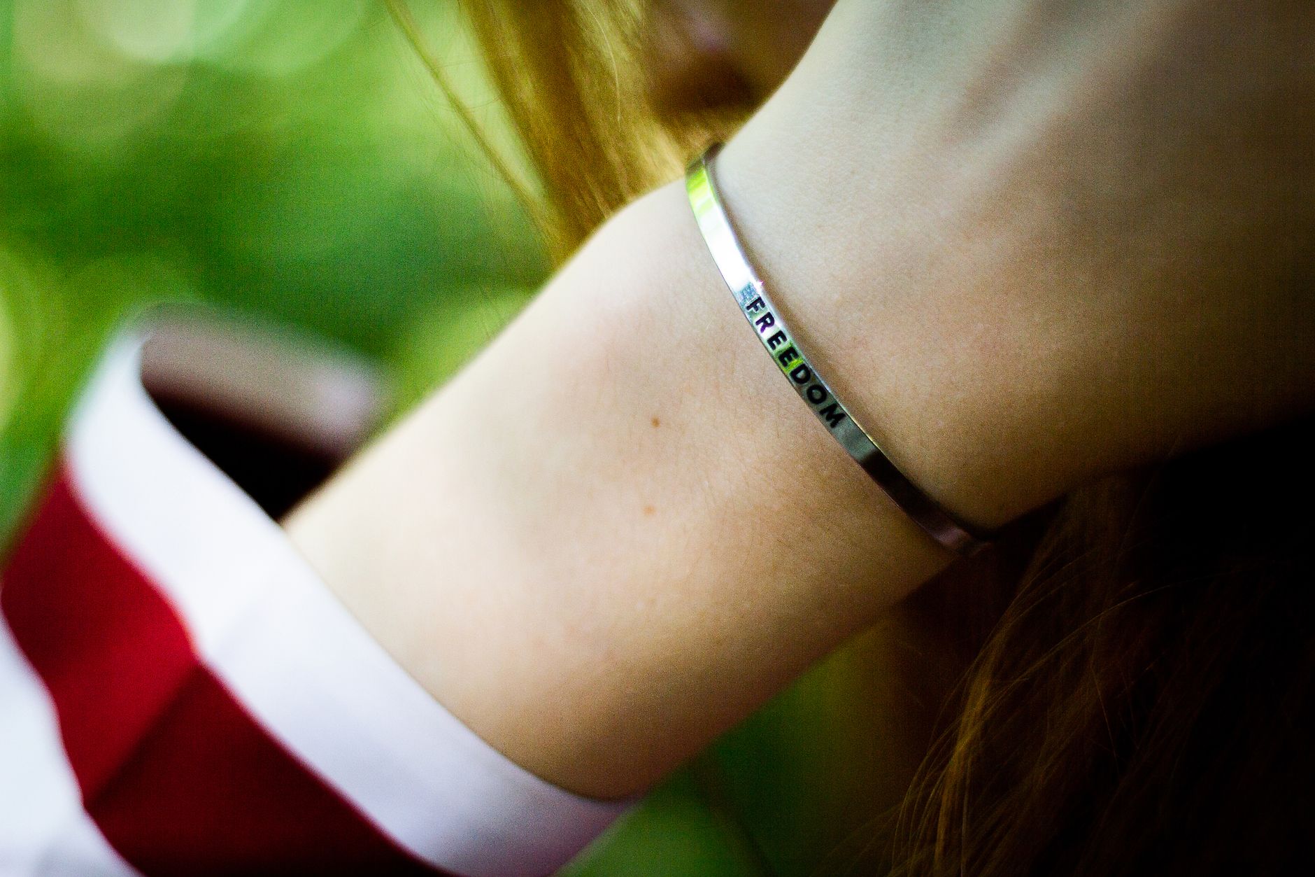 Bracelet en argent pose a plat