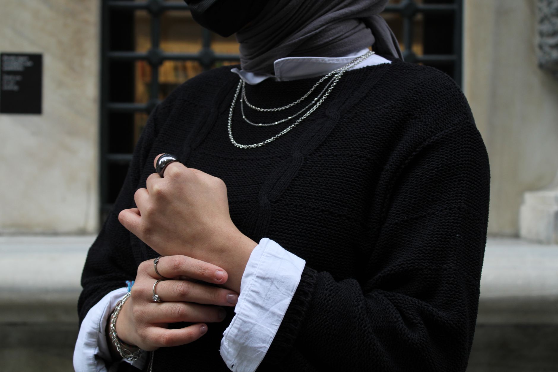 Bracelet en maille pose sur un tissu