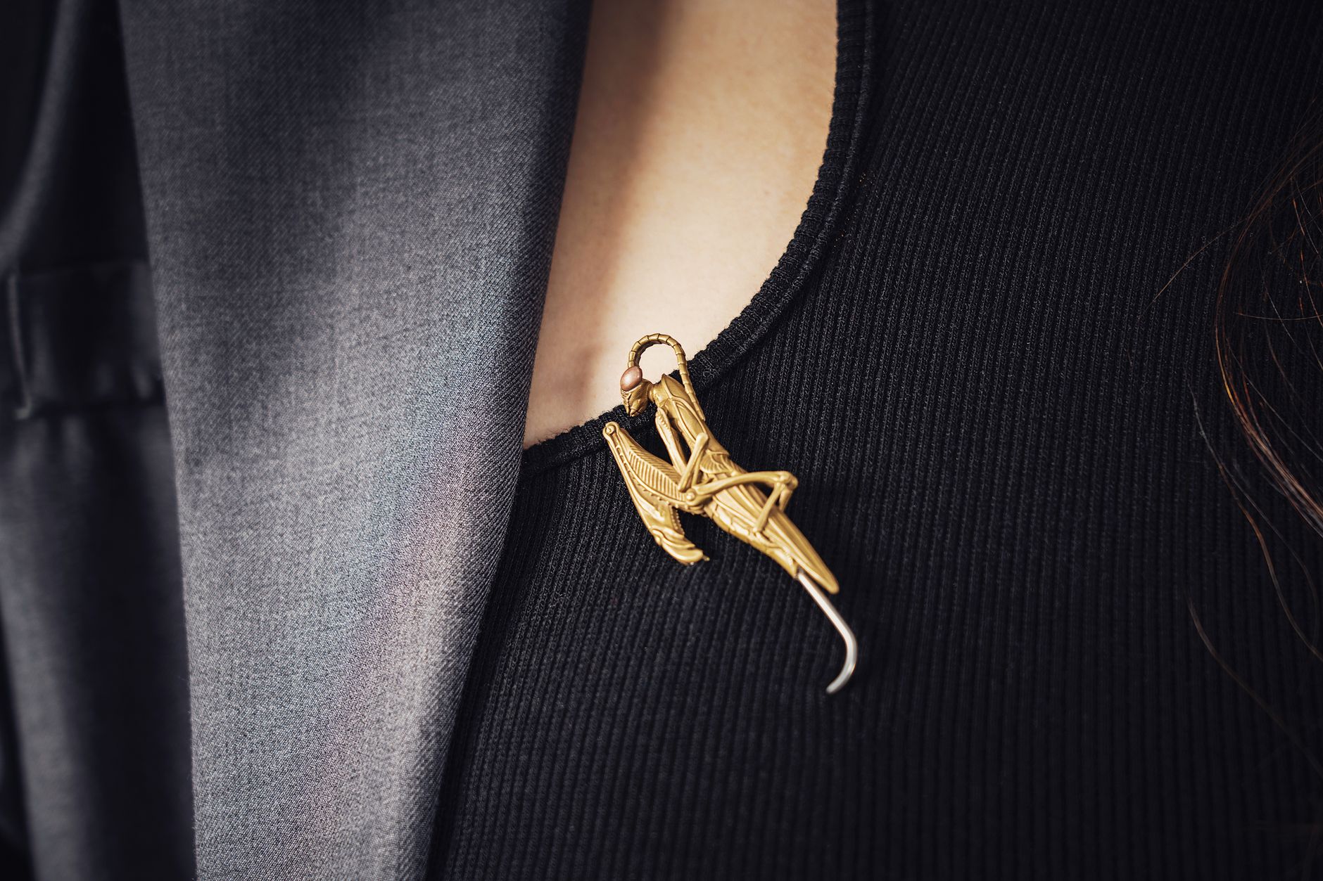 Broche papillon epinglee sur un revers