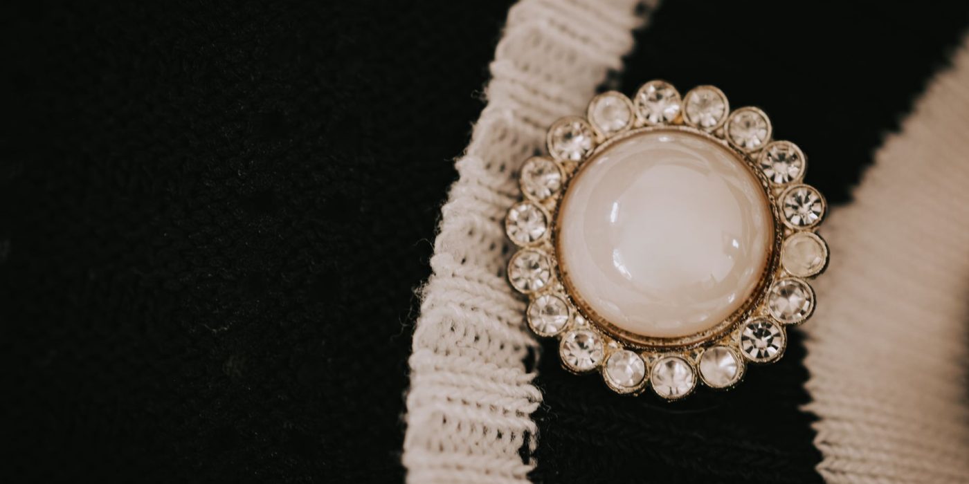 Broche papillon : la dater et bien la porter