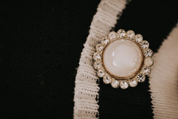 Broche papillon : la dater et bien la porter