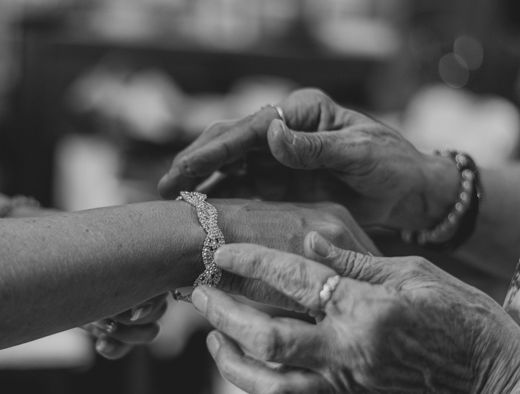 Plusieurs bracelets en argent superposes