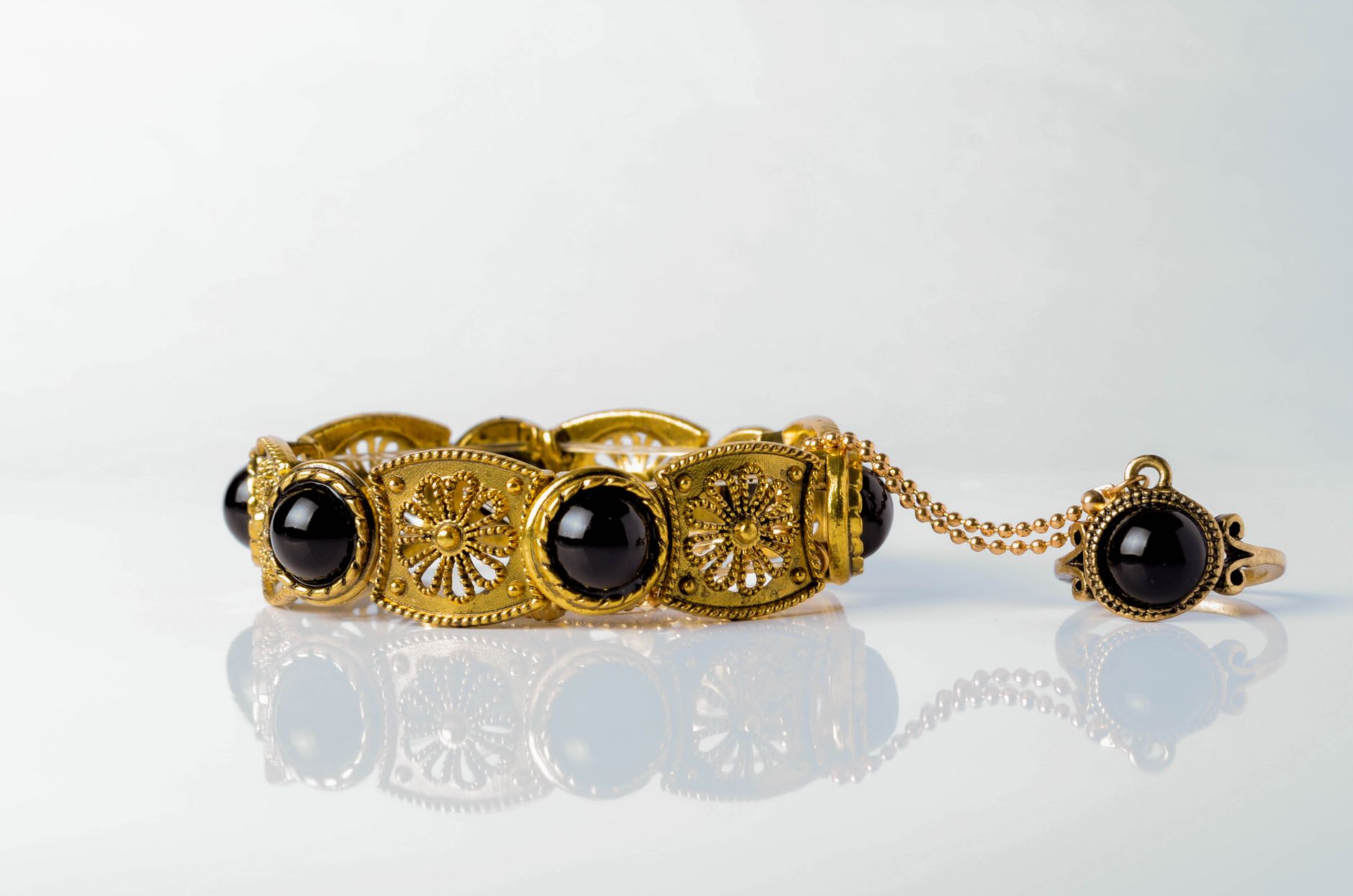 Bracelet en or serti d'onyx noir