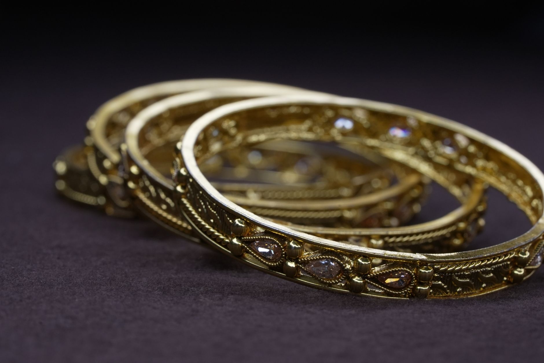 Bracelets en or graves en gros plan