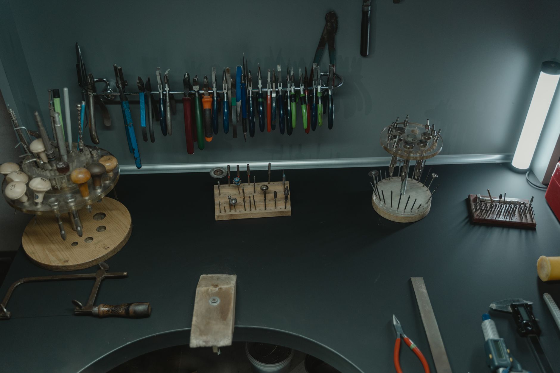 Bijoutier façonnant un anneau en atelier