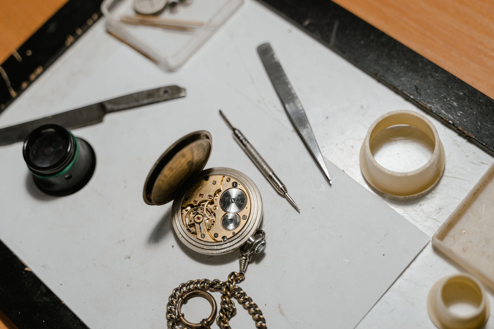 Horloger qui répare une montre à l’établi