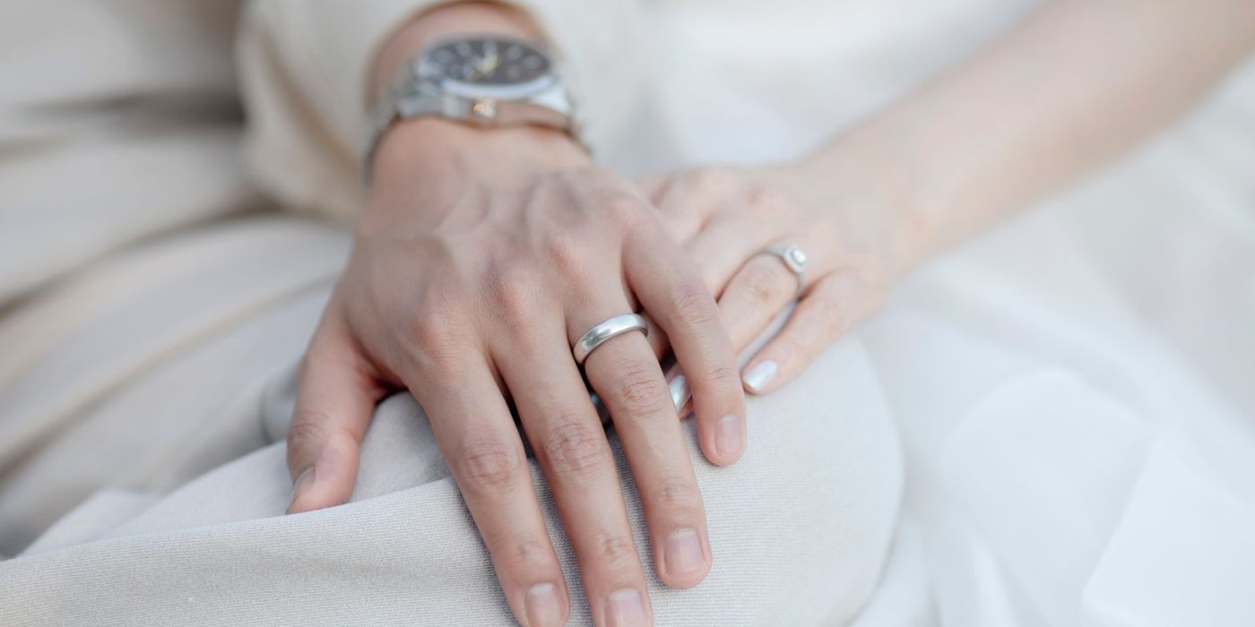 Sur quel doigt mettre la bague de fiançailles ?