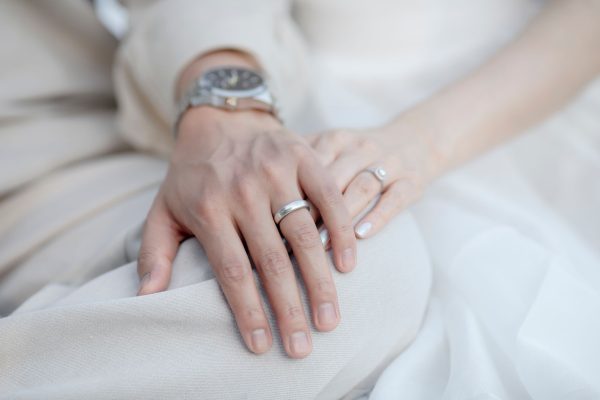 Sur quel doigt mettre la bague de fiançailles ?