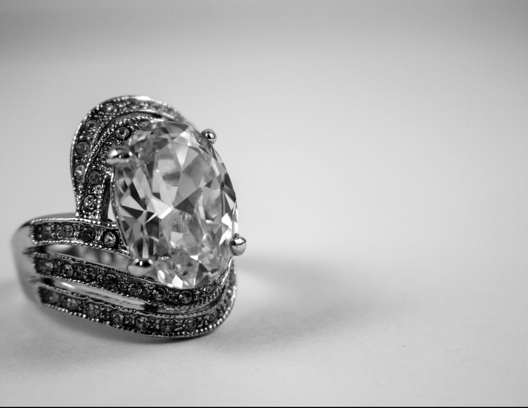 Bague solitaire en or blanc sertie d’un diamant