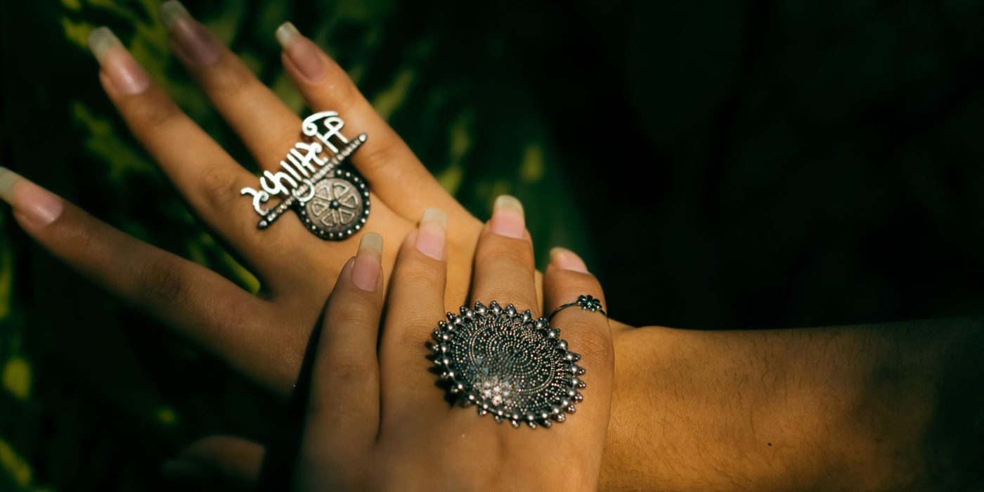 Que signifie une bague portée au pouce ?