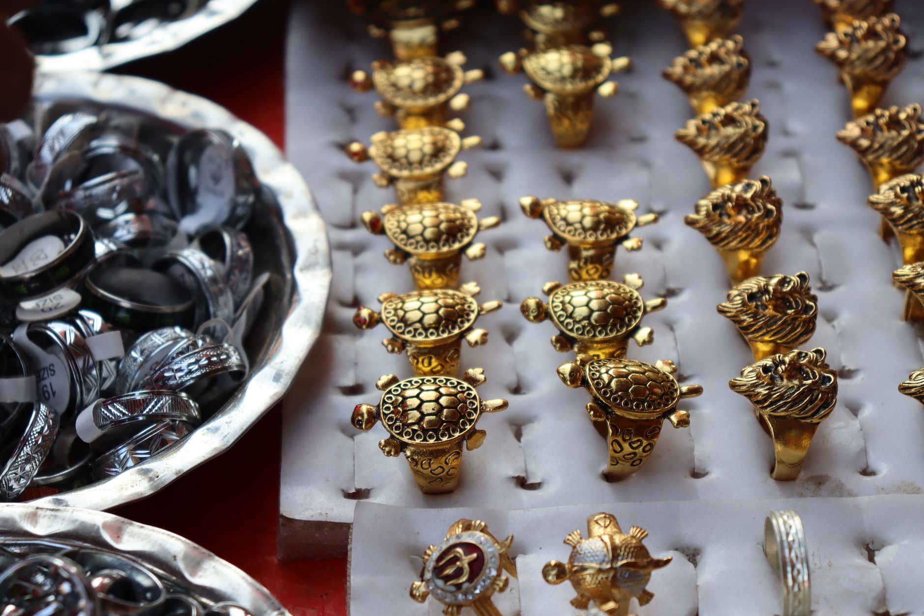 Bagues en or et argent en vitrine