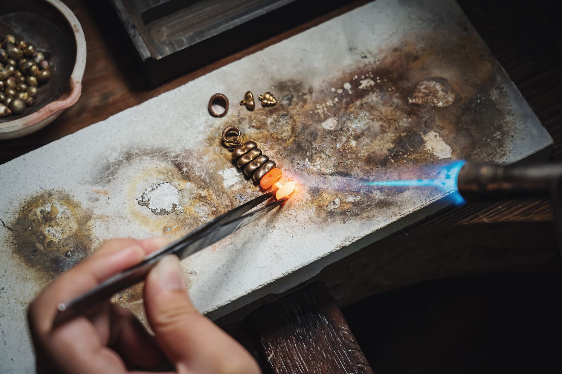 Bijoutier façonnant une bague en argent