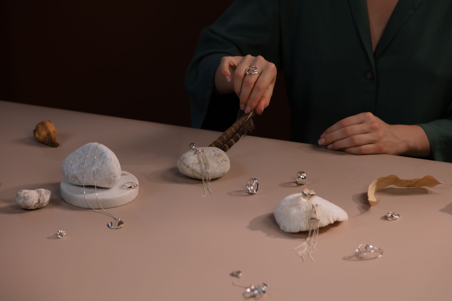 Bijoux en argent poses parmi des pierres