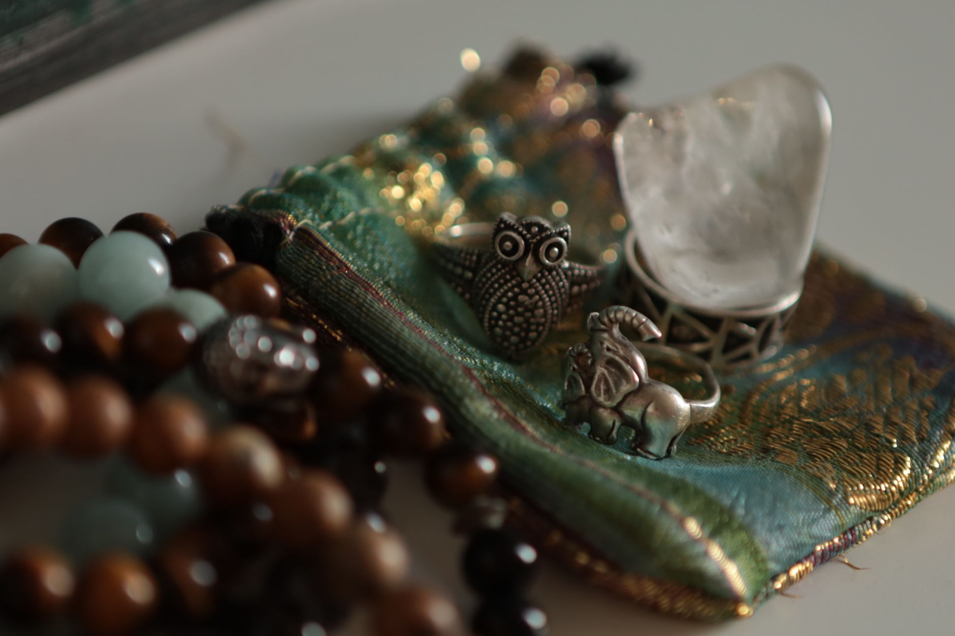 Bagues et bijoux fantaisie assemblés