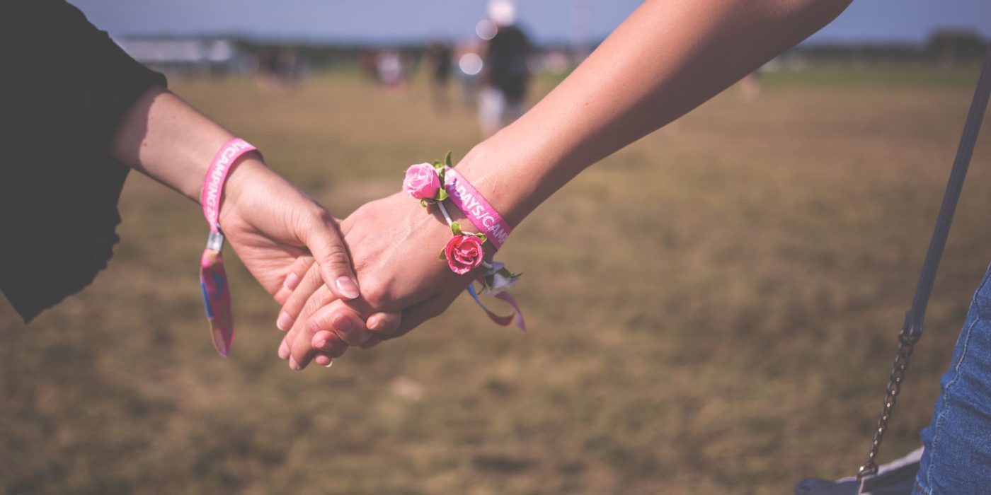 Comment enlever un bracelet de festival sans le casser ?