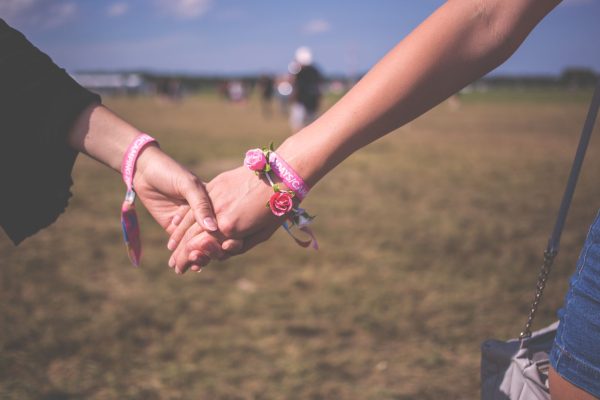 Comment enlever un bracelet de festival sans le casser ?