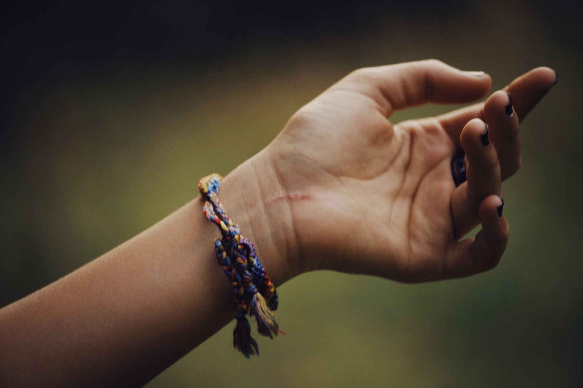 Gros plan sur un bracelet fin porté au poignet