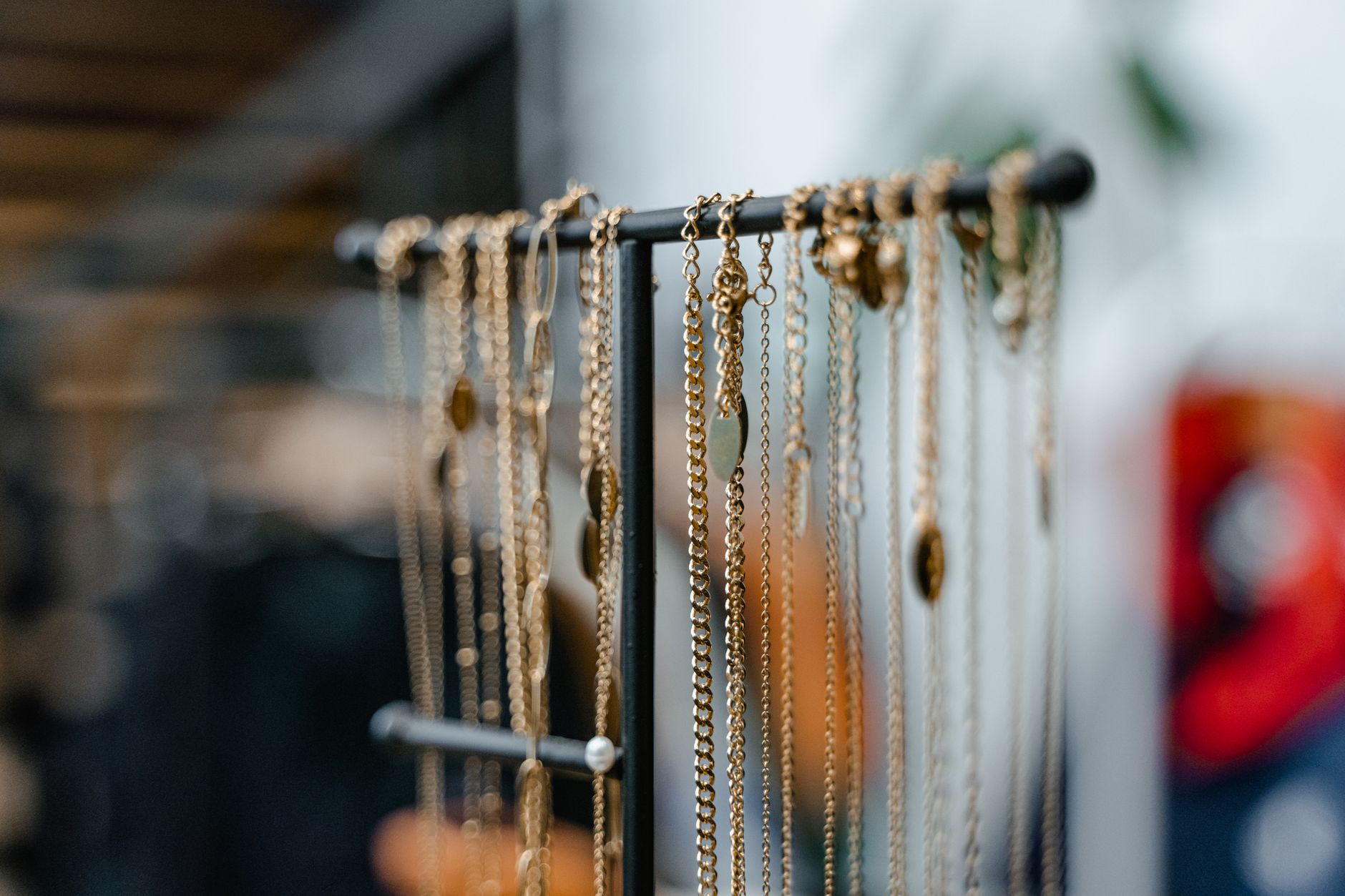 Collier en or fin en gros plan sur peau
