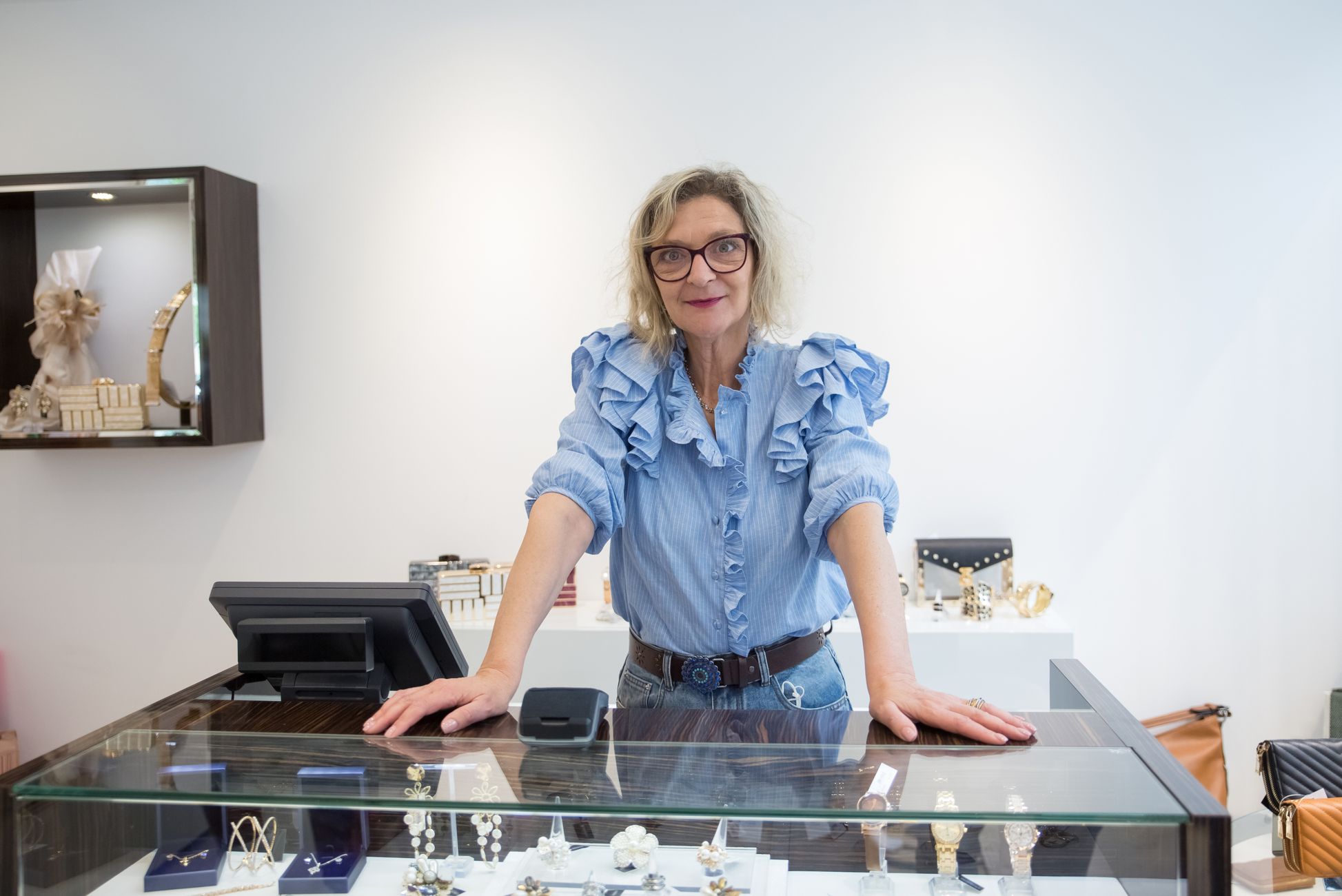Vendeuse au comptoir d’une bijouterie