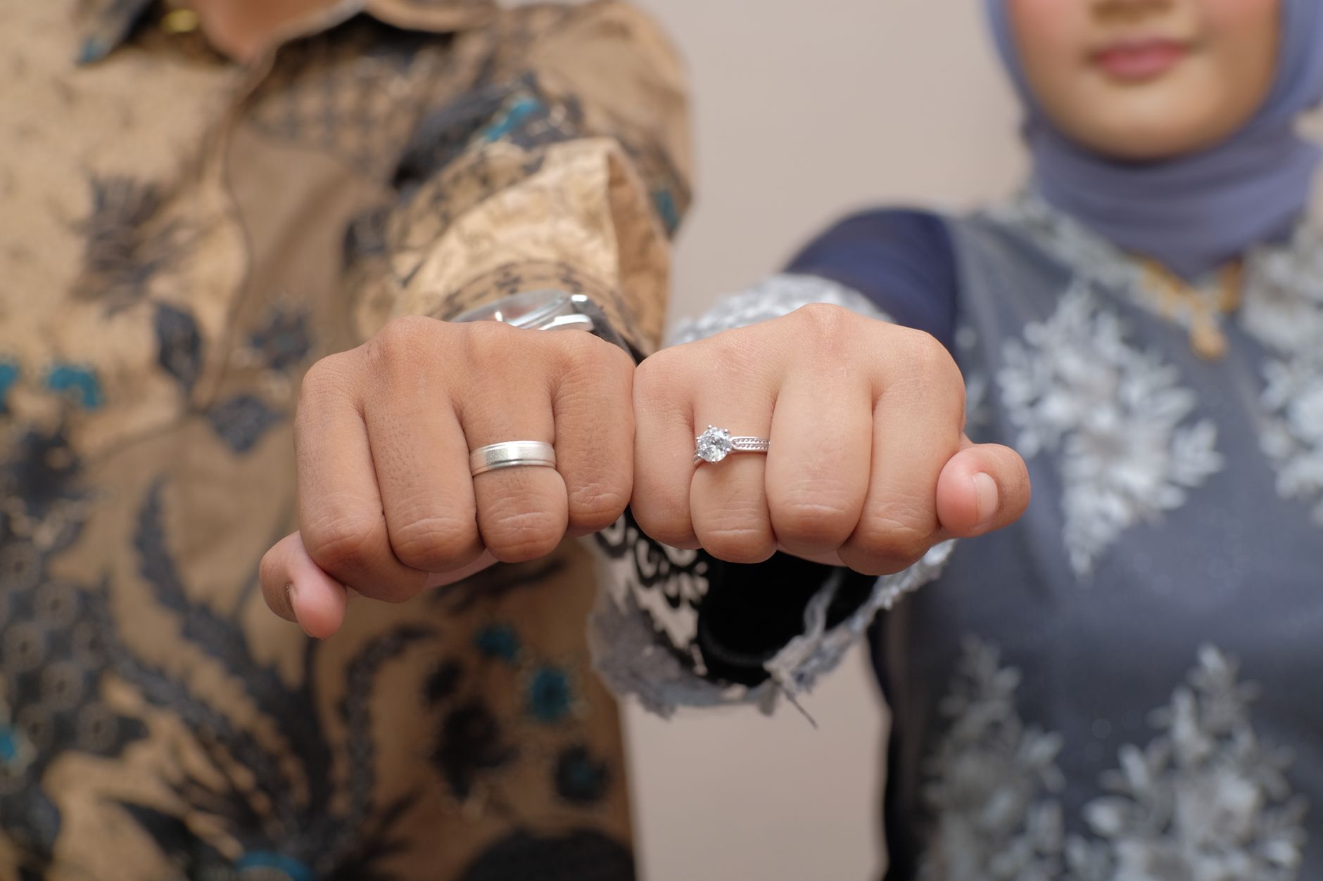 Couple présentant ses bagues de fiançailles