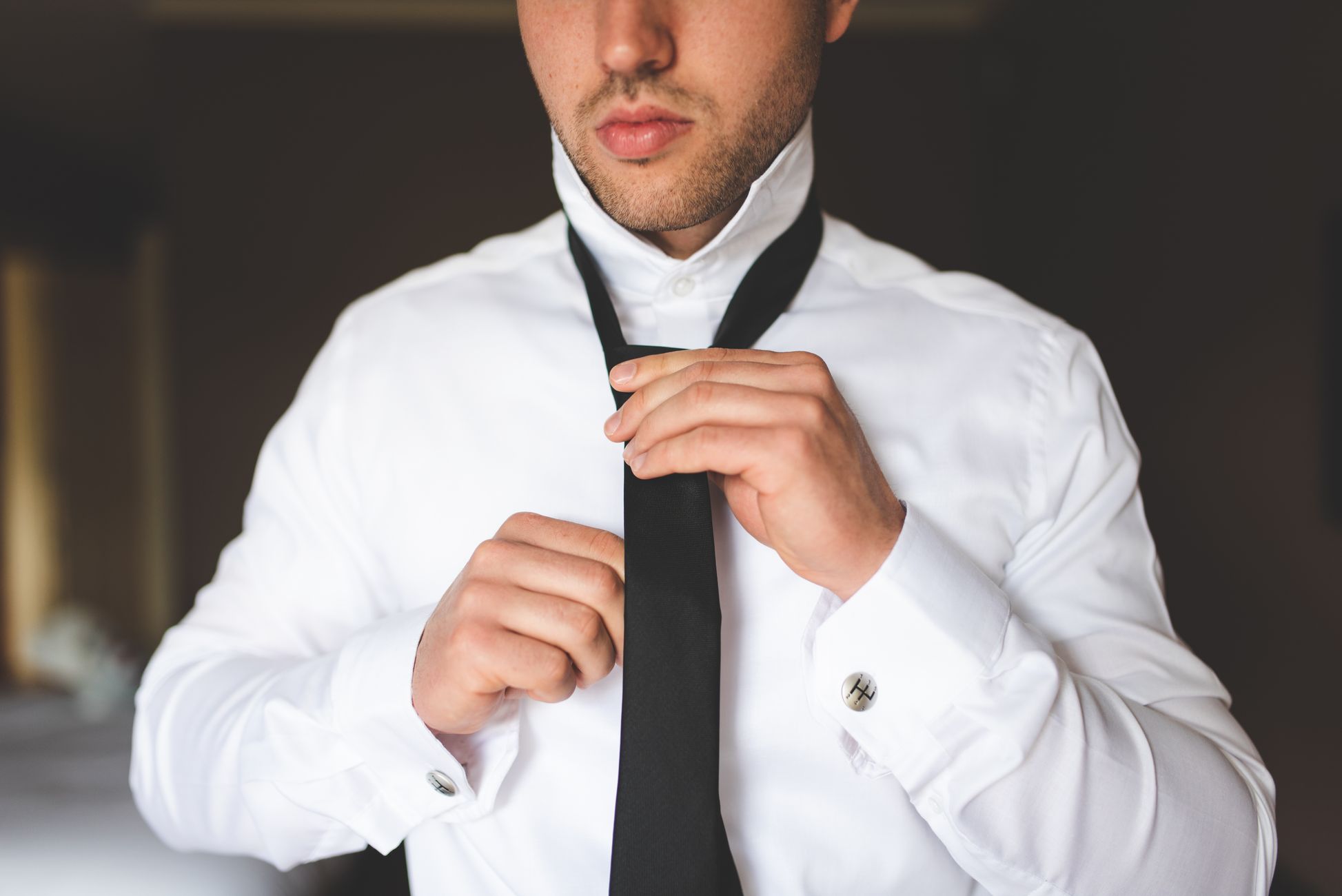 Cravate et costume assortis pour une tenue habillee
