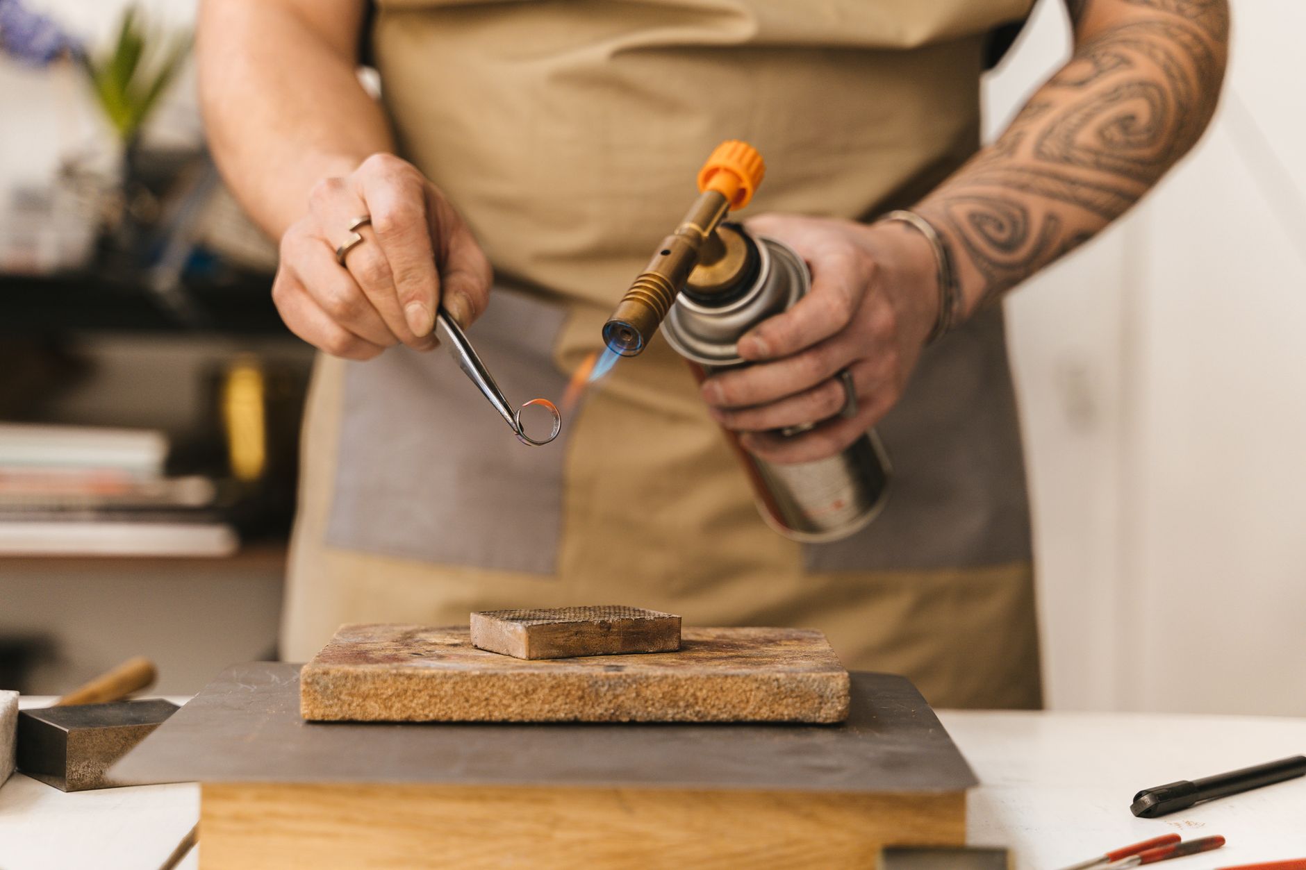 Bijoutier au chalumeau dans son atelier