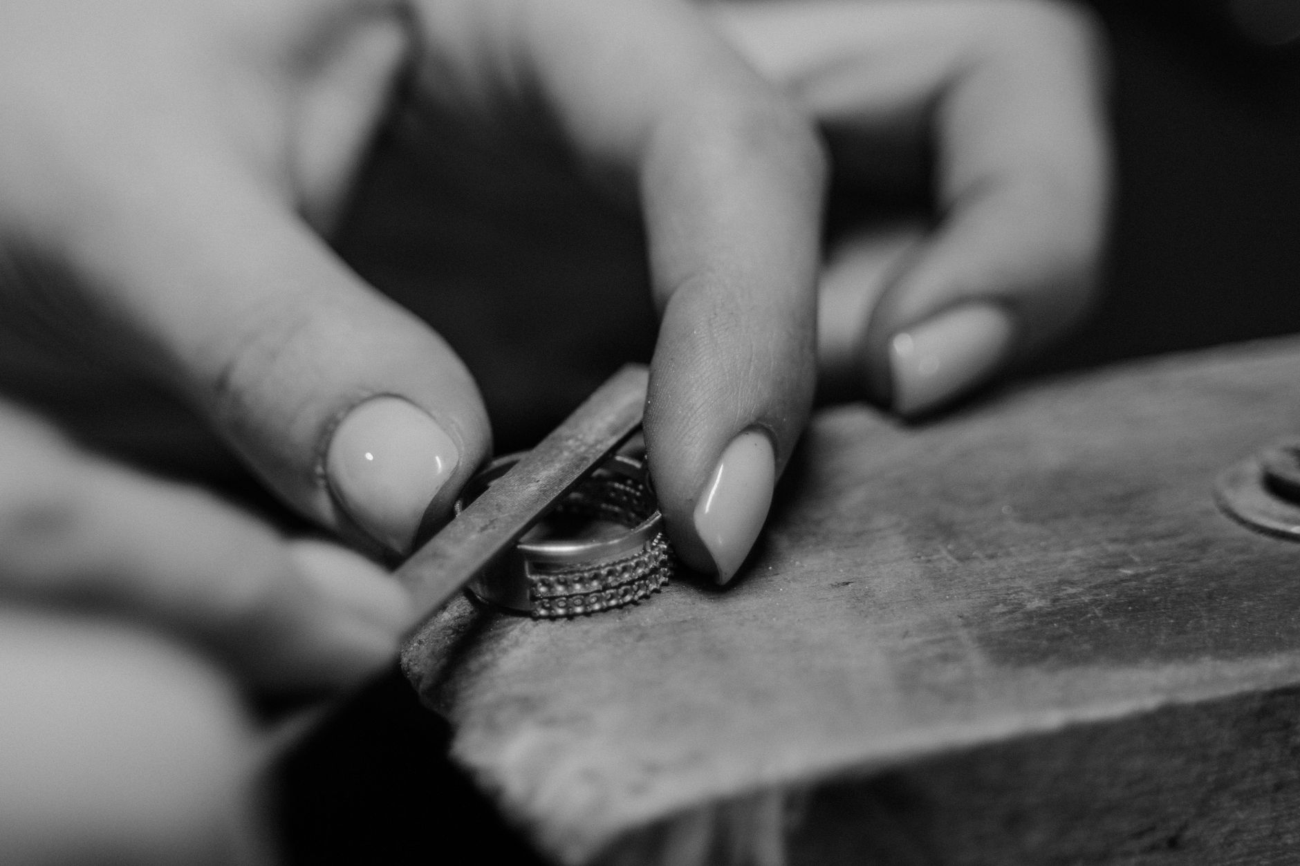 Façonnage manuel d'une bague en argent