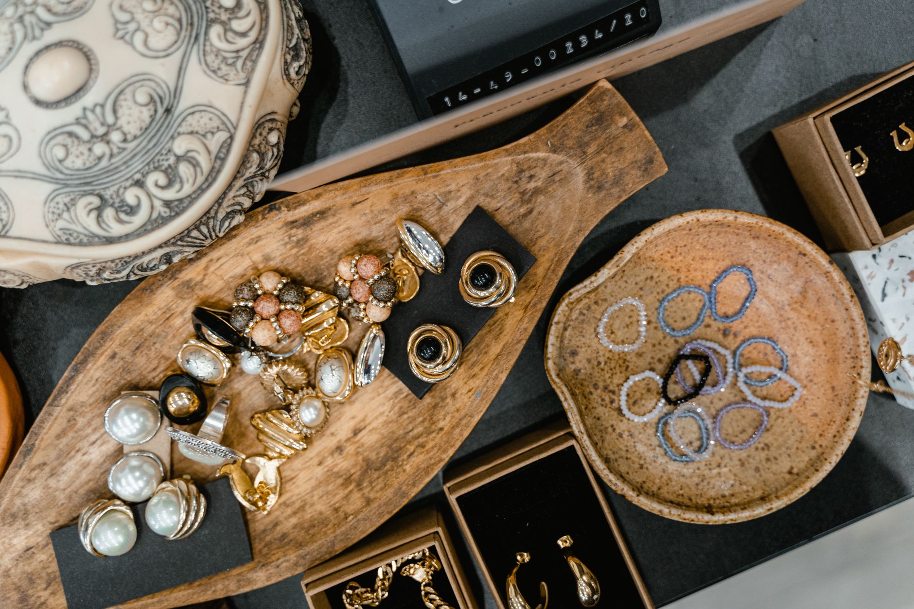 Bagues et bracelets anciens dans un plateau