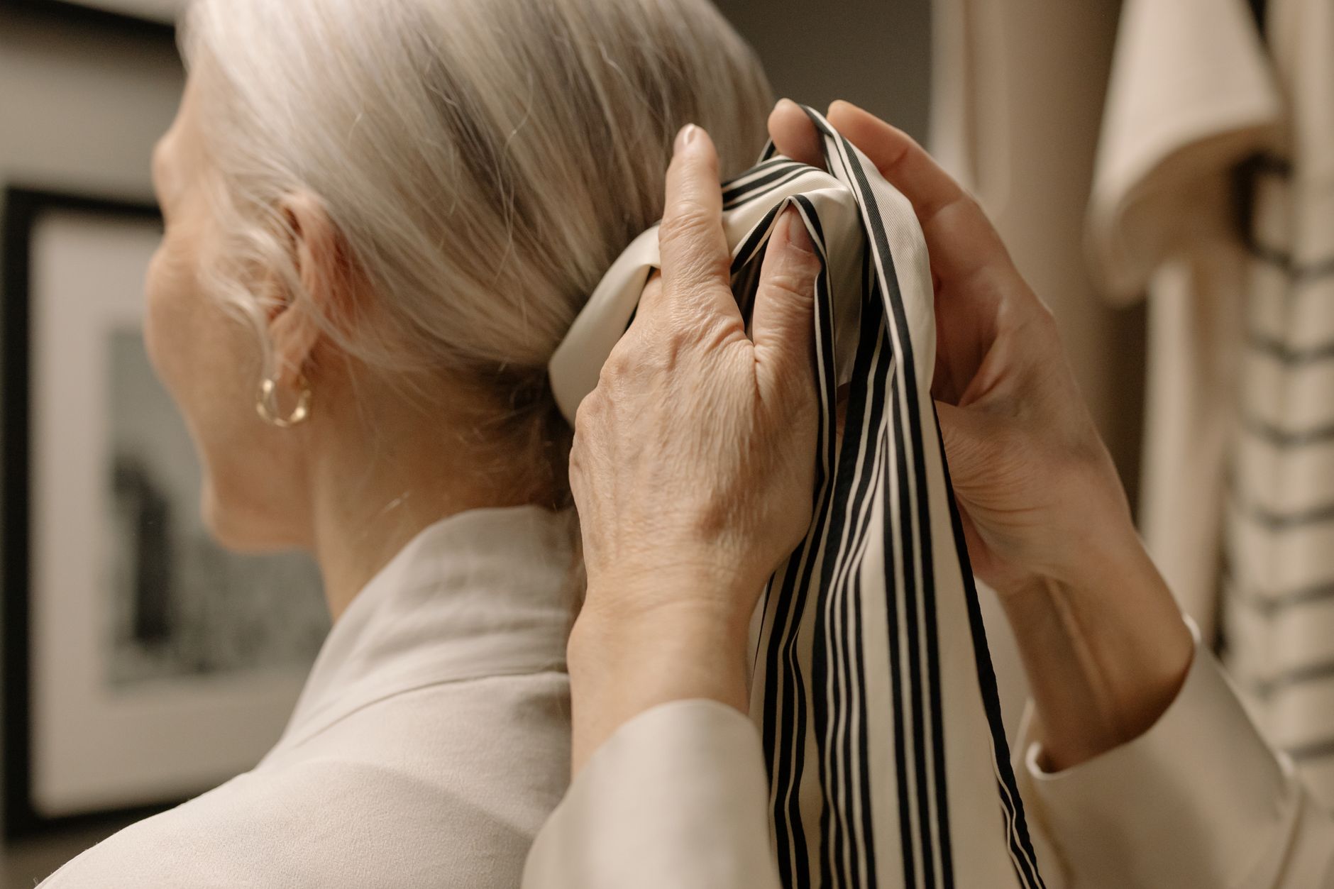 Foulard noué dans les cheveux