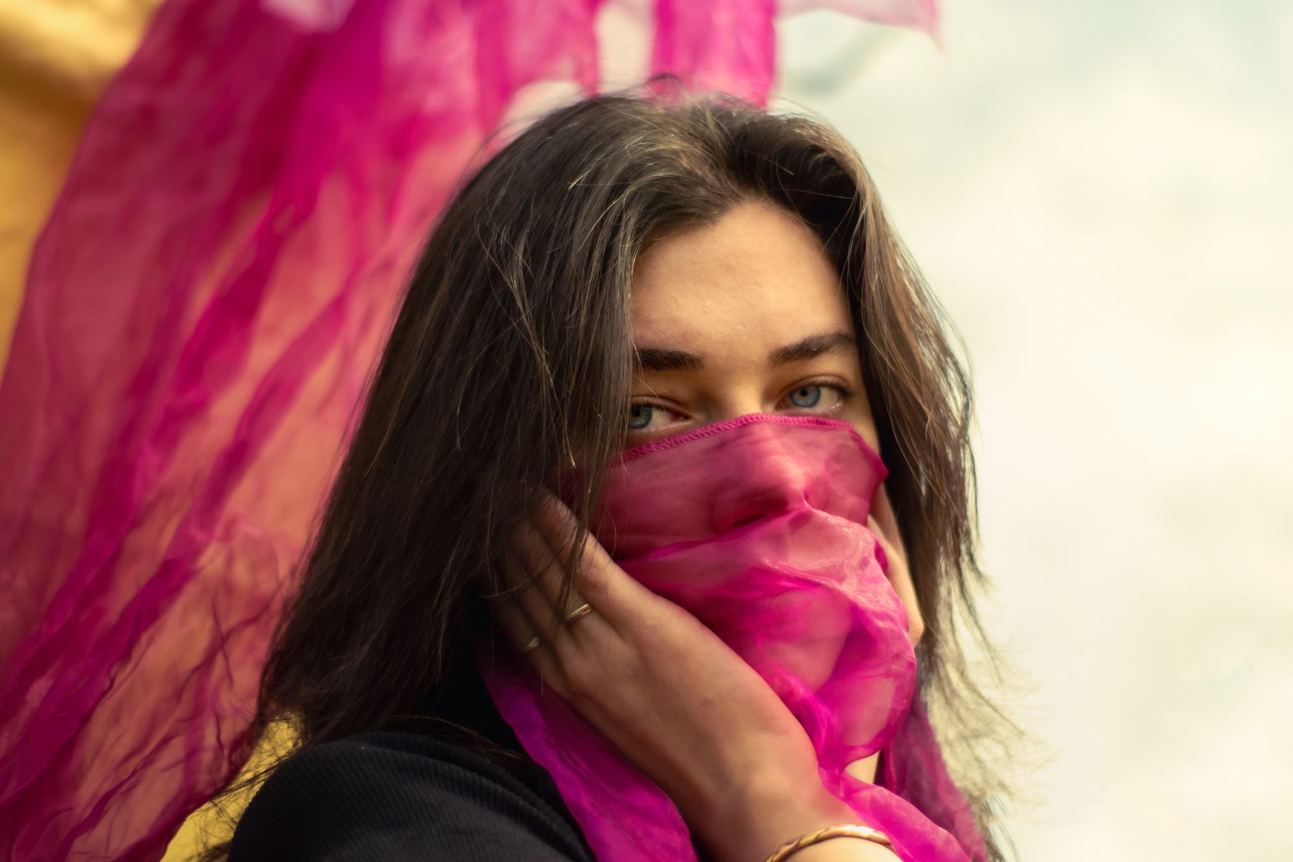 Foulard rose noué autour du cou