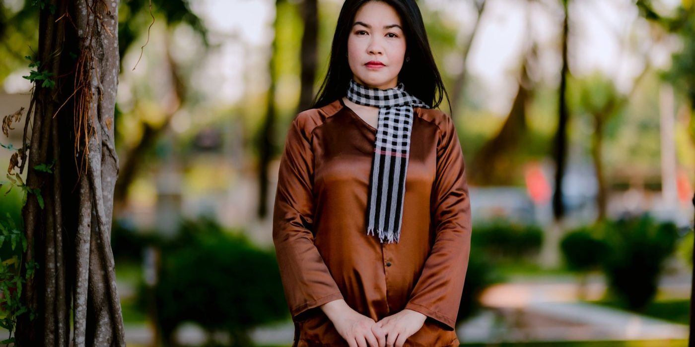Noue ton foulard autour du cou sans qu’il glisse