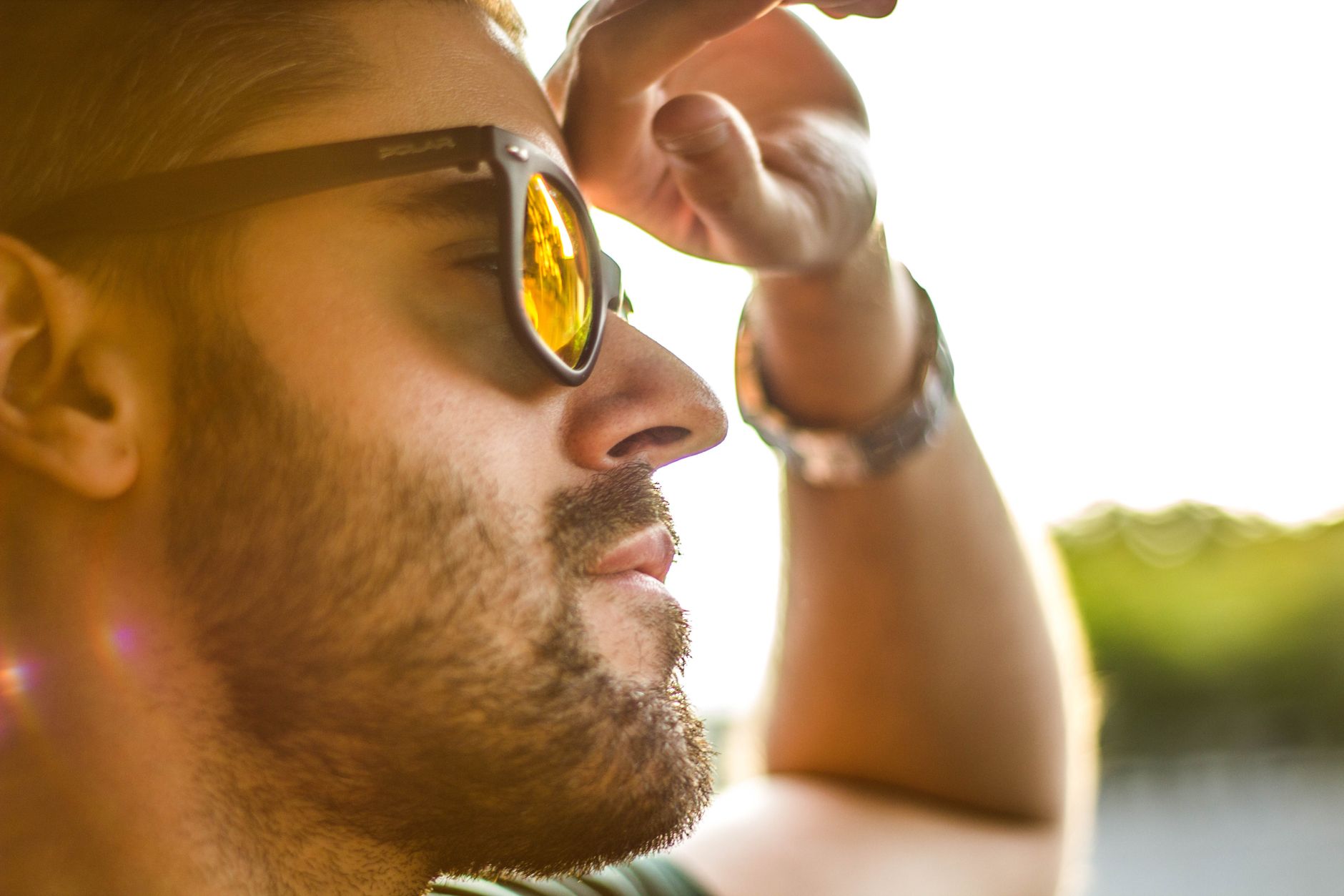 Homme portant des lunettes de soleil au soleil