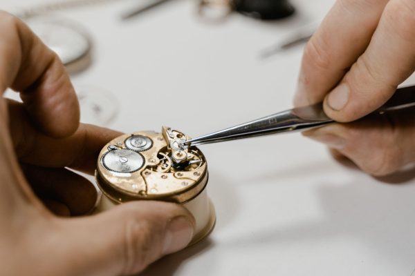 Où changer la pile de ta montre sans te ruiner ?