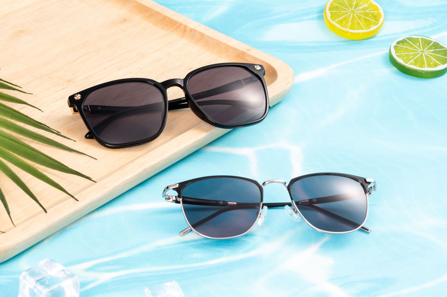 Lunettes de soleil posées près d une piscine