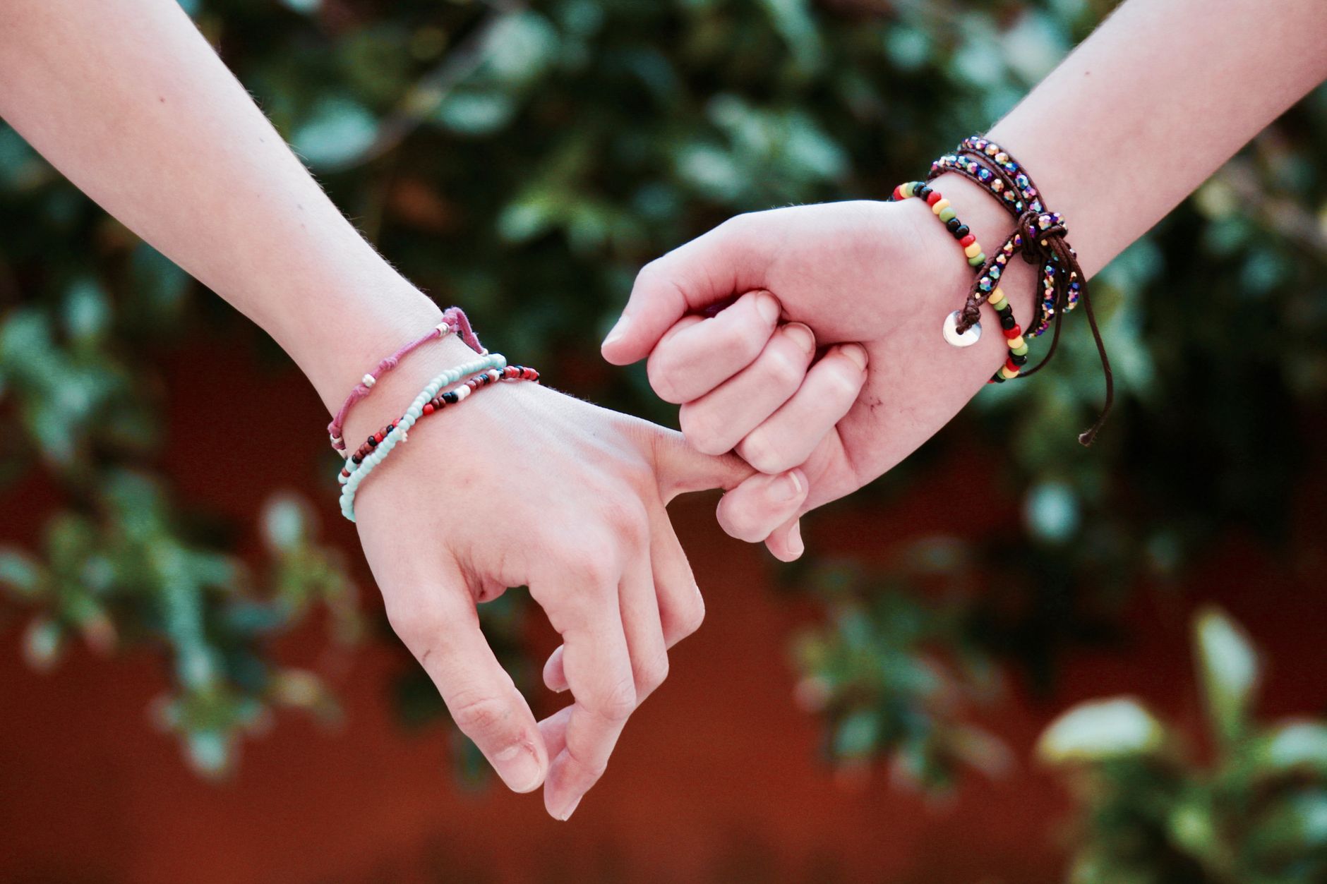 Mains ornées de bracelets en tissu tissé