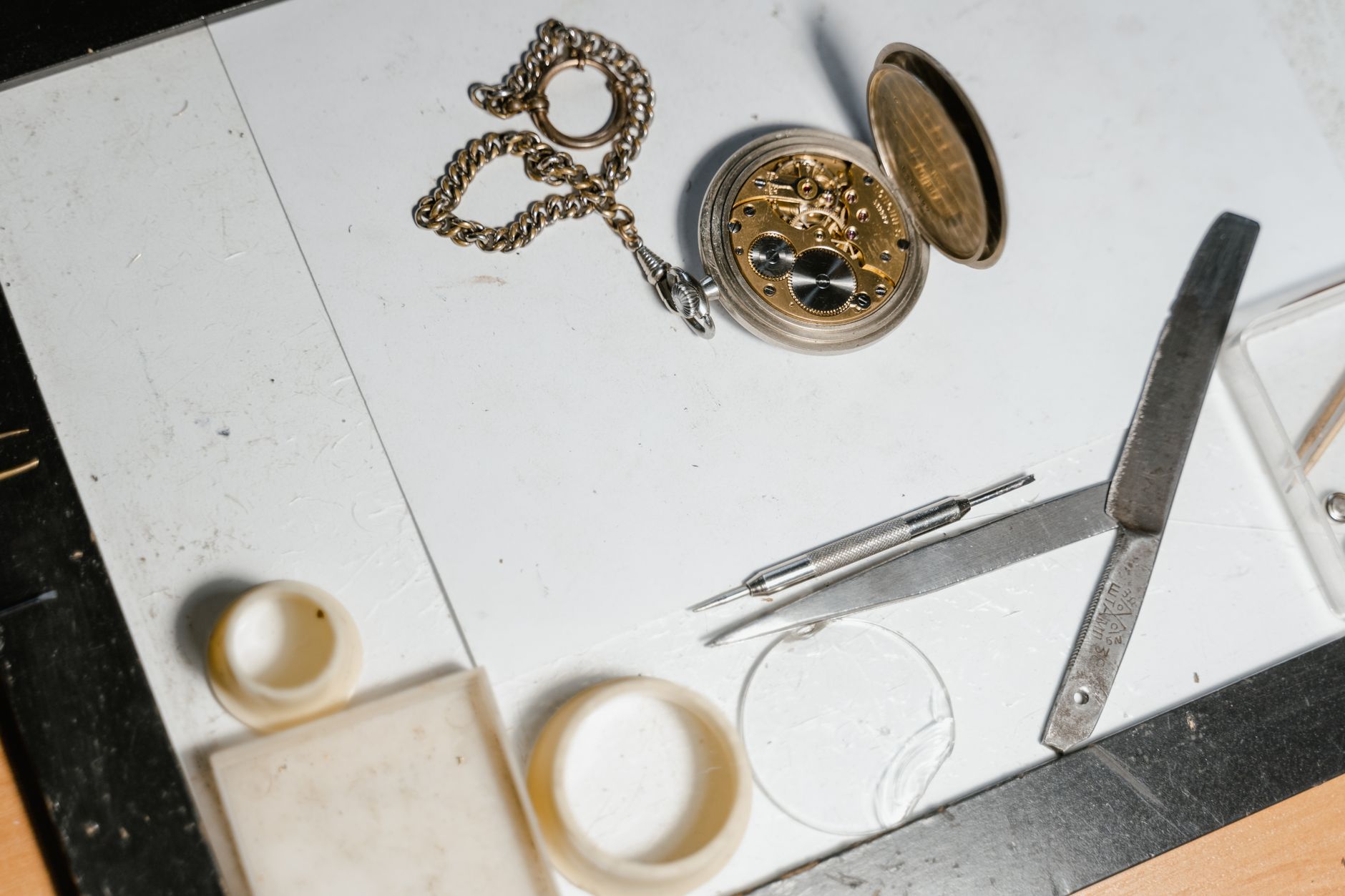Gros plan sur le mécanisme d’une montre ouverte