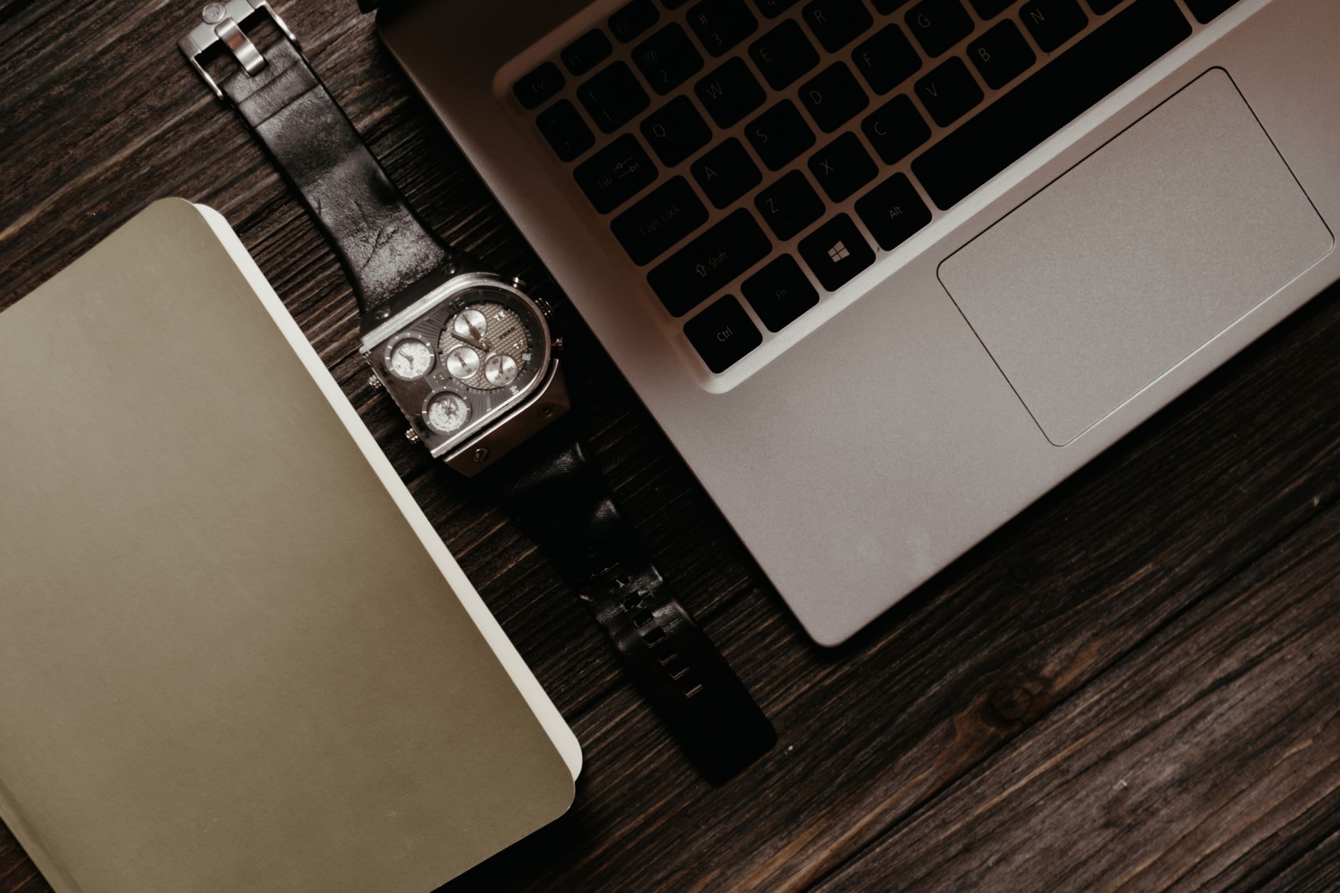 Montre posée sur un bureau