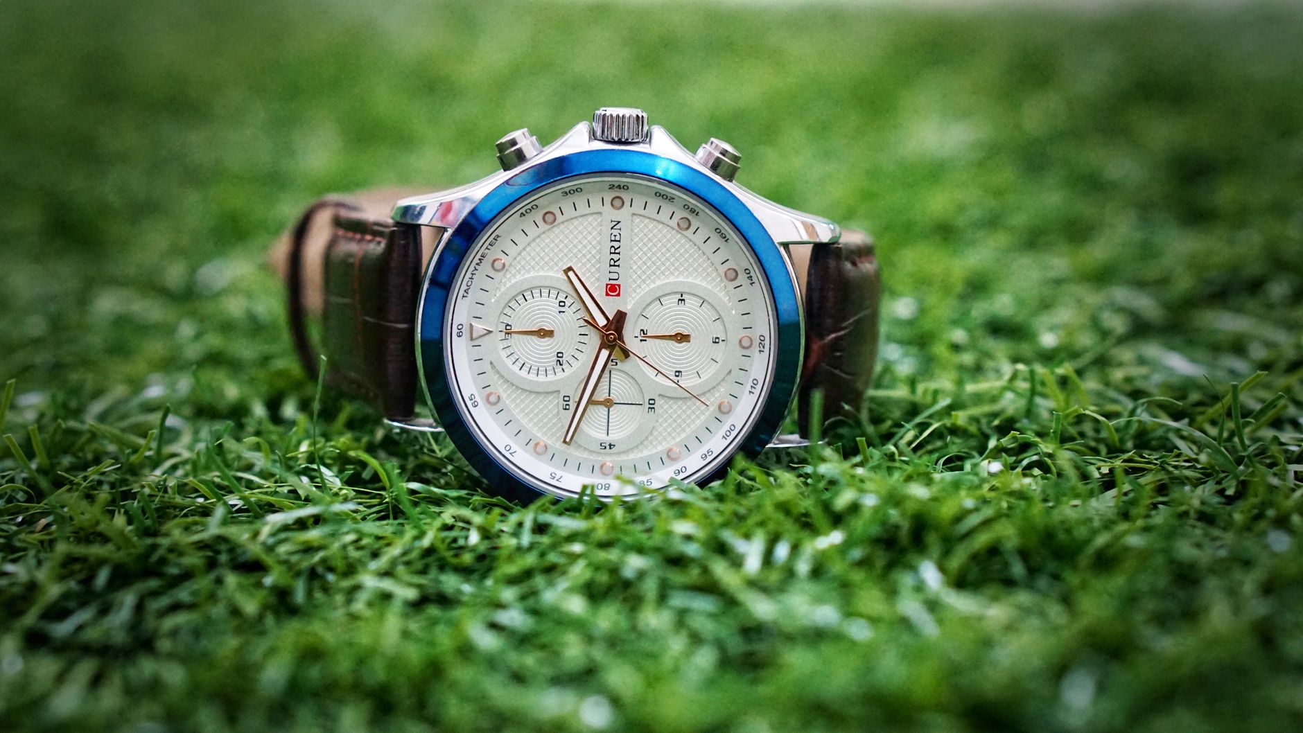 Couronne de remontoir sur une montre