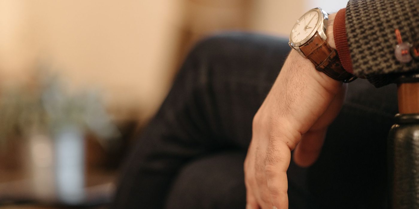 Montre à quel poignet : main gauche ou droite ?