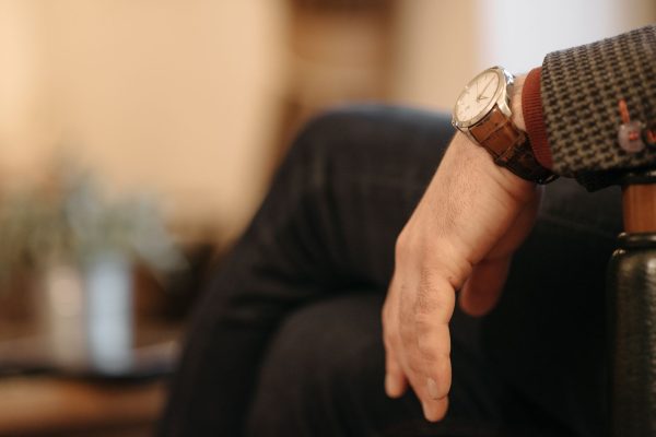 Montre à quel poignet : main gauche ou droite ?
