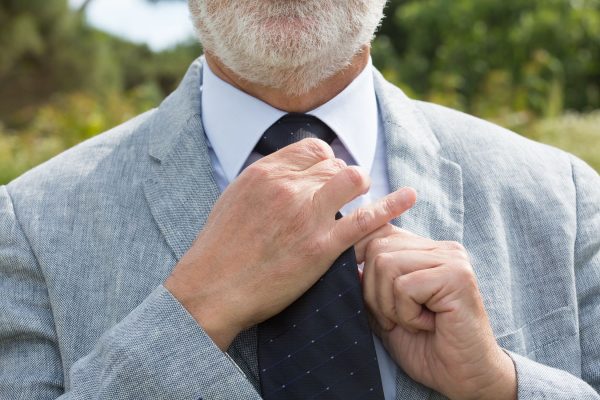Faire un nœud de cravate qui tient toute la journée