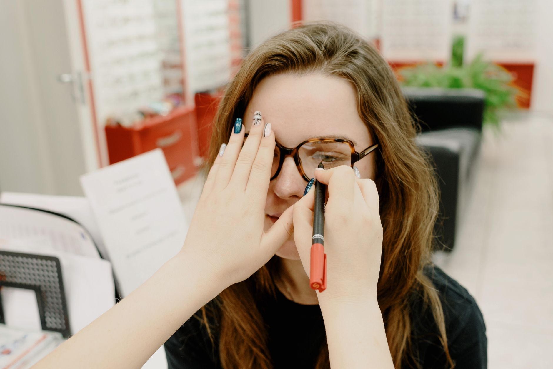 Opticienne pendant un examen de vue
