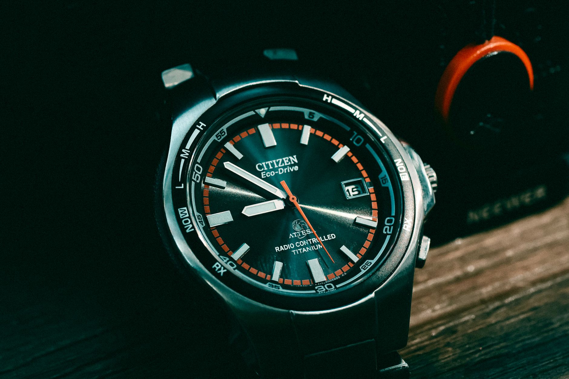 Petits outils d’horlogerie posés sur un établi