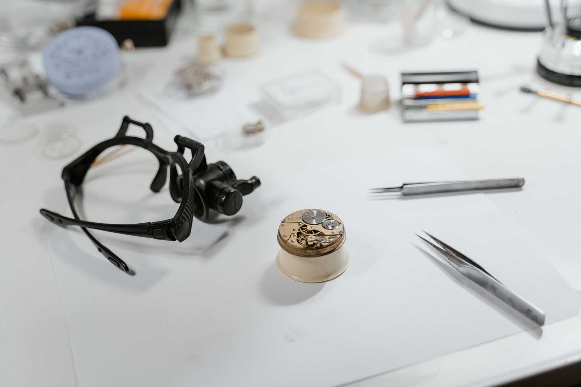 Outils d'horlogerie et pièces de montre sur un établi