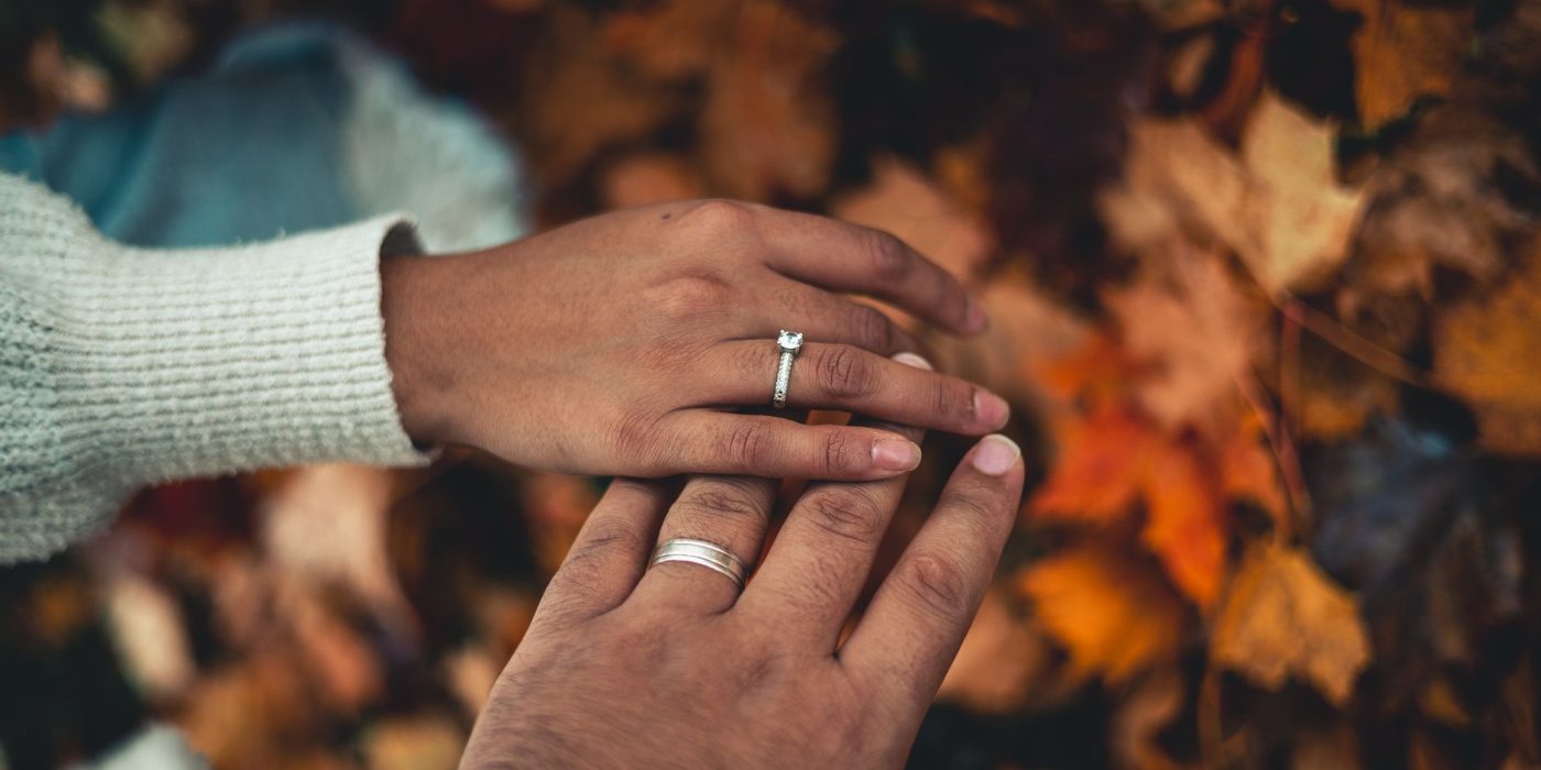 Bague de promesse : à quel doigt la porter ?