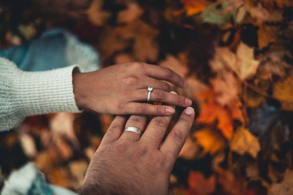 Bague de promesse : à quel doigt la porter ?